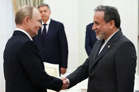 Întâlnire diplomatică între oficiali iranieni și ruși, discutând despre acorduri militare.
