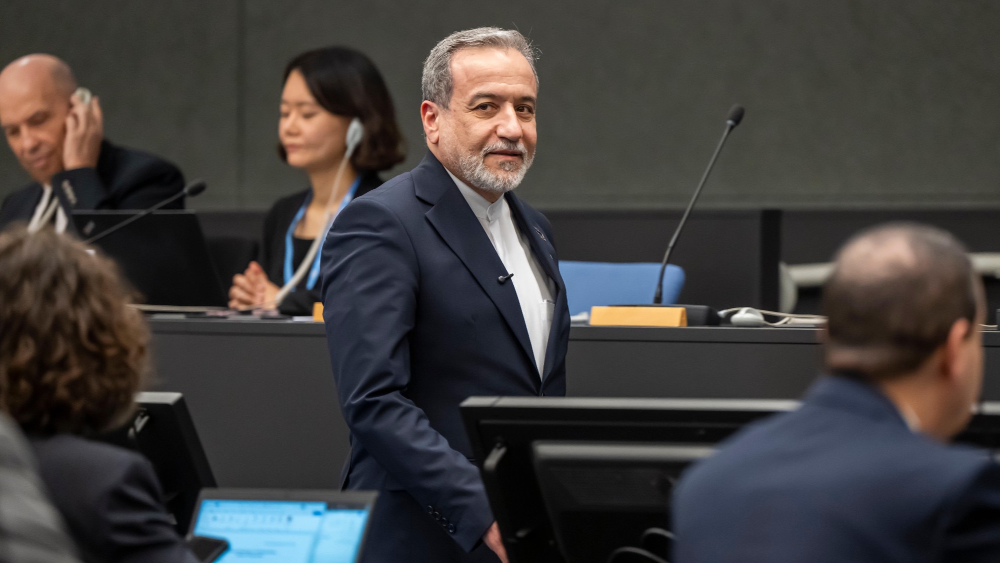 Reprezentanți internaționali discutând despre programul nuclear iranian la o conferință.