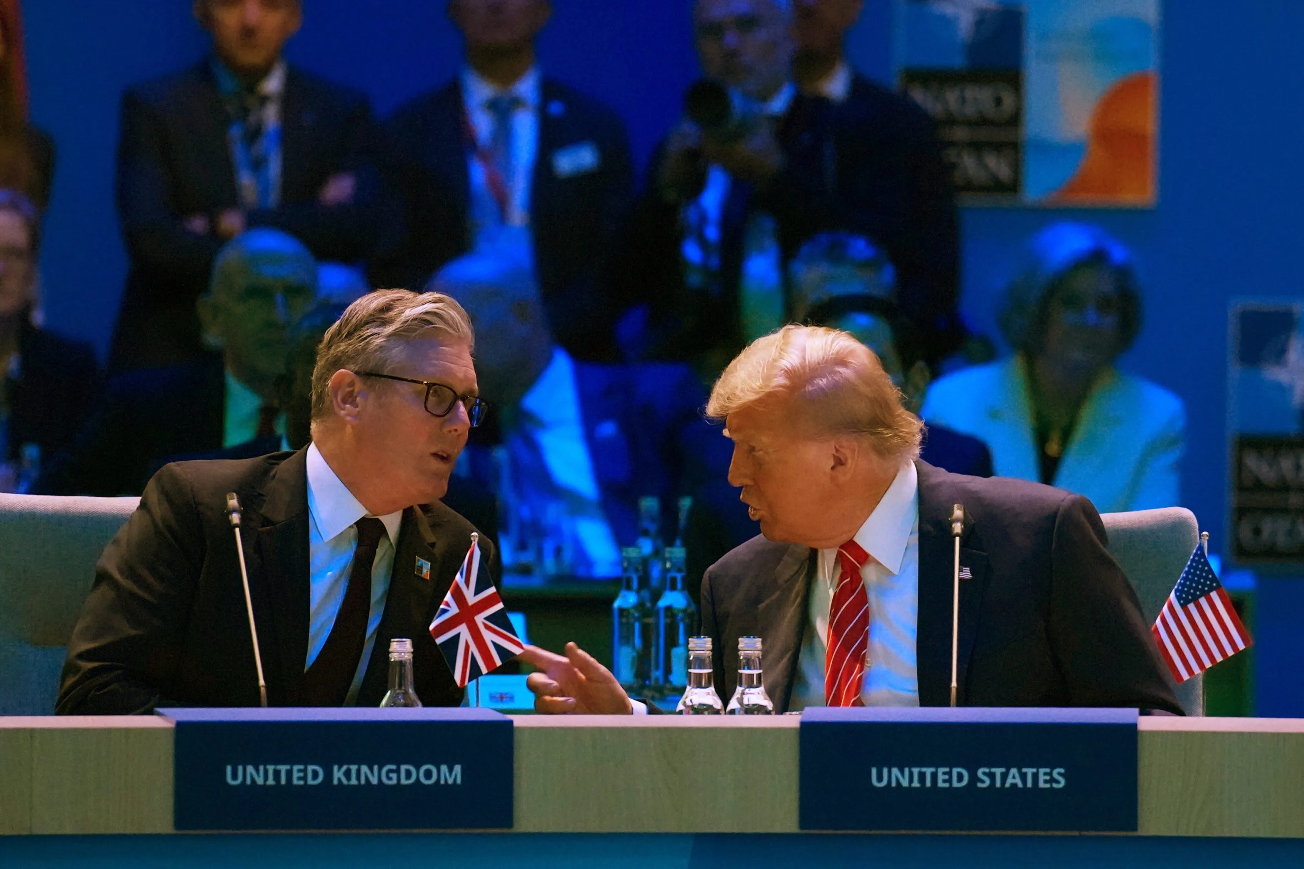 Trump și Starmer discutând despre situația din Orientul Mijlociu.