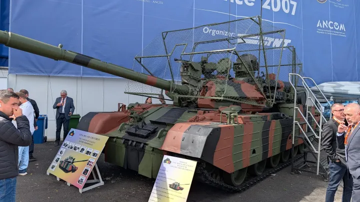 Tanc TR-85M1 expus la un eveniment militar, cu detalii tehnice vizibile.