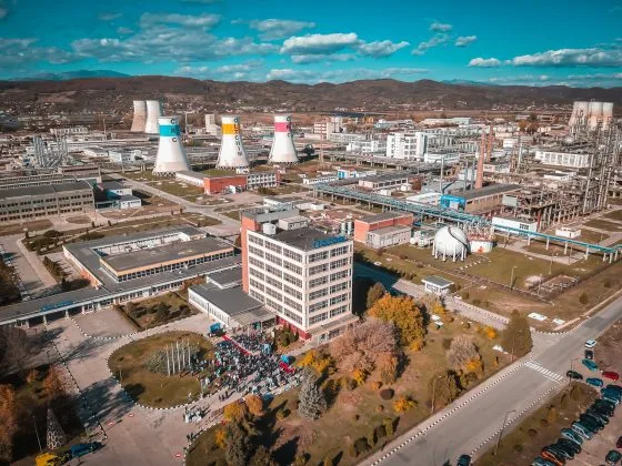 Vedere aeriană a complexului Chimcomplex din Râmnicu Vâlcea, cu instalații industriale și clădiri administrative.