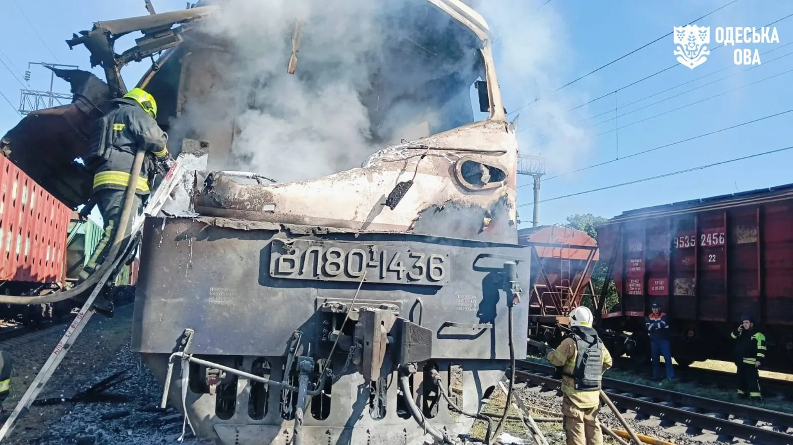 Locomotiva distrusă de atacul cu dronă lângă Odesa, cu fum și pagube vizibile.