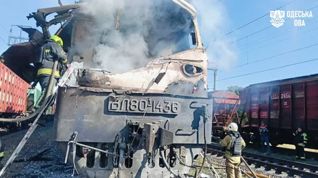 Locomotiva distrusă de atacul cu dronă lângă Odesa, cu fum și pagube vizibile.