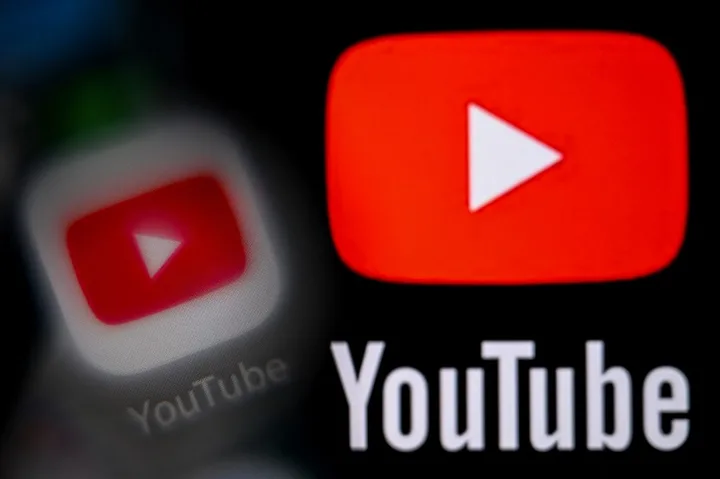Logo-ul YouTube pe fundal întunecat, simbolizând platforma video.