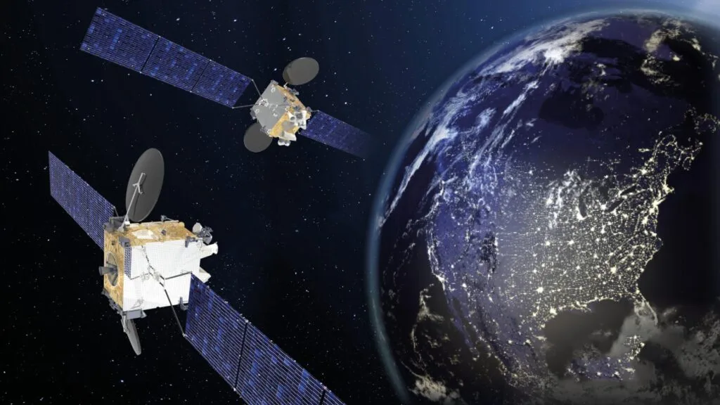 Sateliti în orbită, simbolizând tehnologia avansată în apărare.