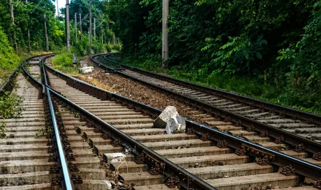 Obstacole îndepărtate de pe linia ferată pentru siguranța circulației trenurilor.