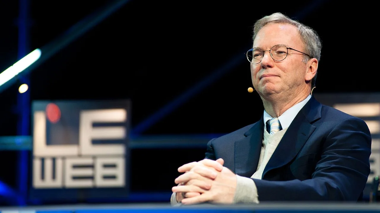 Eric Schmidt discută despre eficiența dronelor în conflicte moderne.