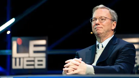 Eric Schmidt discută despre eficiența dronelor în conflicte moderne.