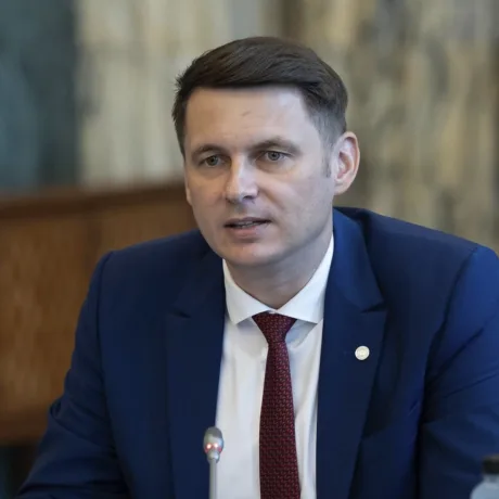 Andreas Babler discutând în cadrul unei reuniuni oficiale.