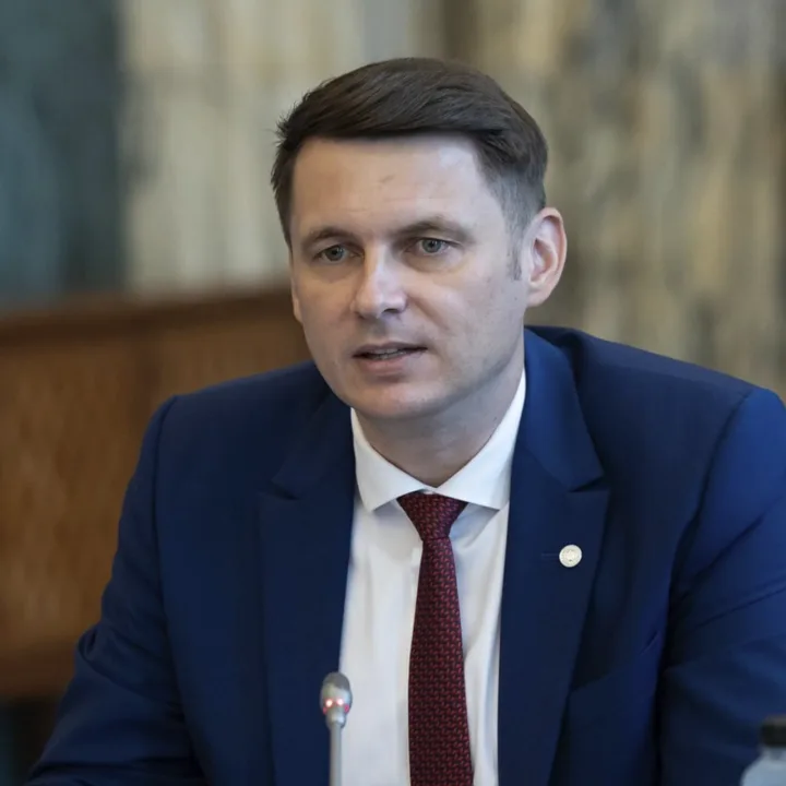 Andreas Babler discutând în cadrul unei reuniuni oficiale.