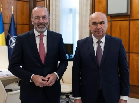 Manfred Weber și Ilie Bolojan zâmbind la o întâlnire oficială.