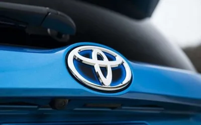 Logo-ul Toyota pe un vehicul electric, simbol al industriei auto din China.