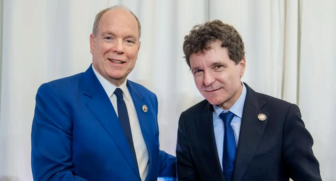Nicușor Dan și Principele Albert al II-lea discutând despre cooperarea bilaterală.