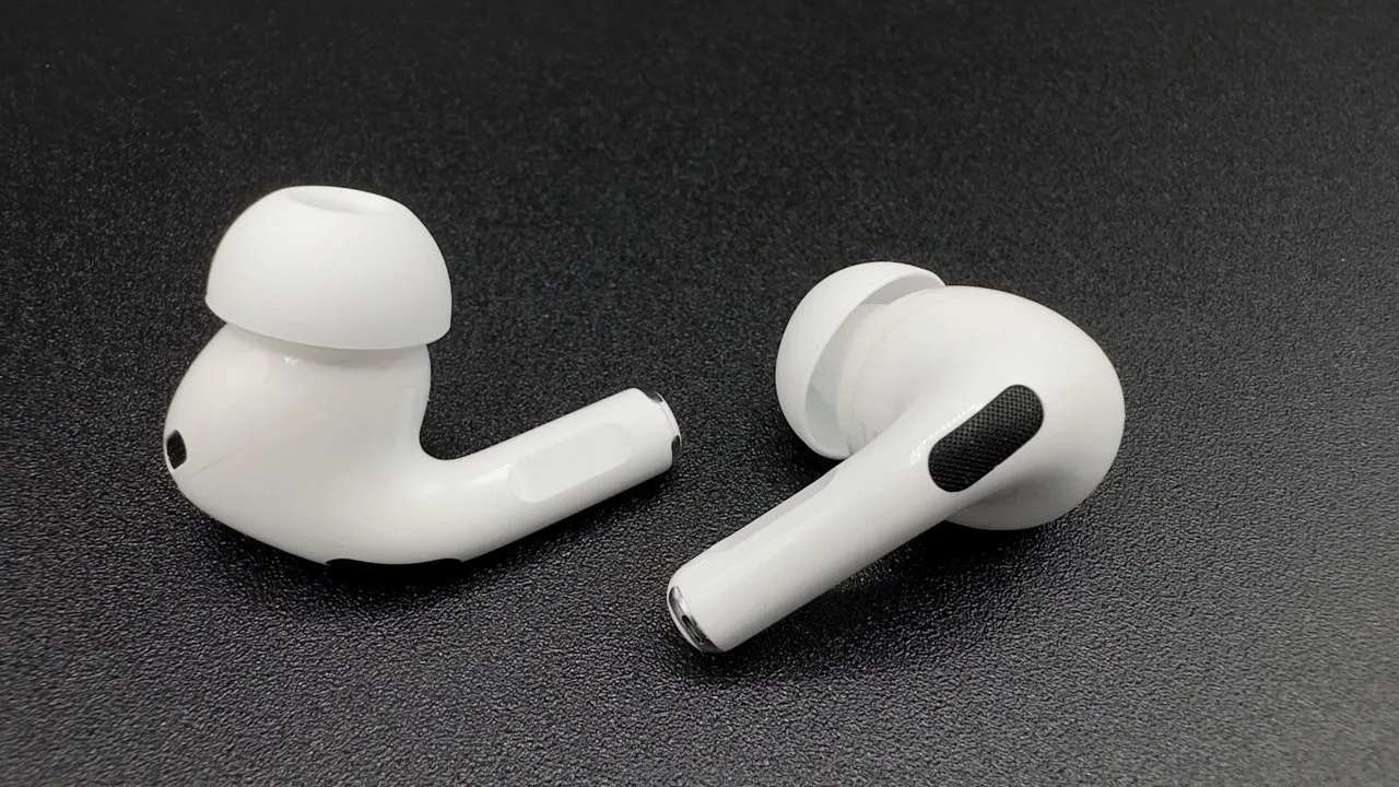 Detalii despre AirPods Pro cu camere și Home Hub scurse din macOS Tahoe.