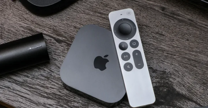 Apple TV 4K cu telecomandă și microfon pentru control vocal Siri