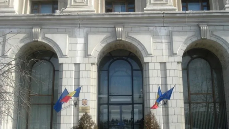 Clădirea BNR cu steagurile României și Uniunii Europene în față.