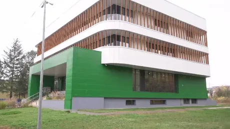 Clădire modernă a unui centru agrometeorologic, nefuncțional de ani buni.