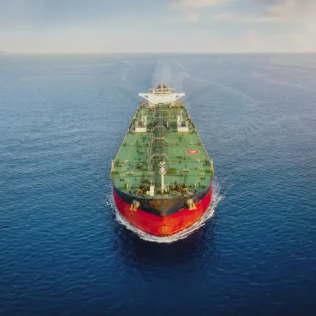 Nava de transport petrol navigând pe mare, în contextul crizei energetice.