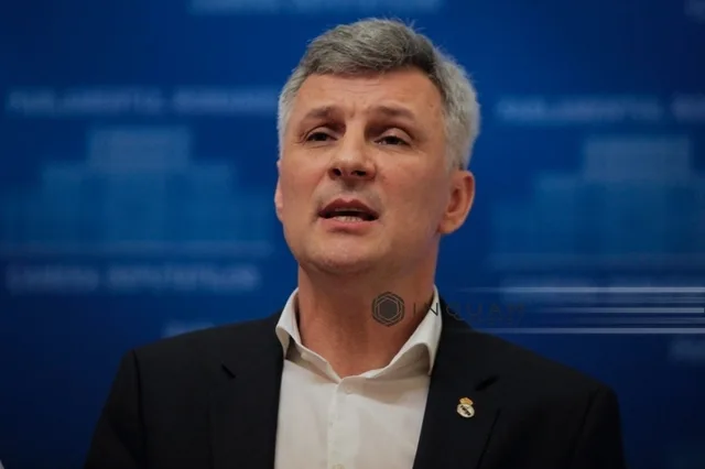 Daniel Zamfir discutând despre uniforma școlară obligatorie în Parlament.