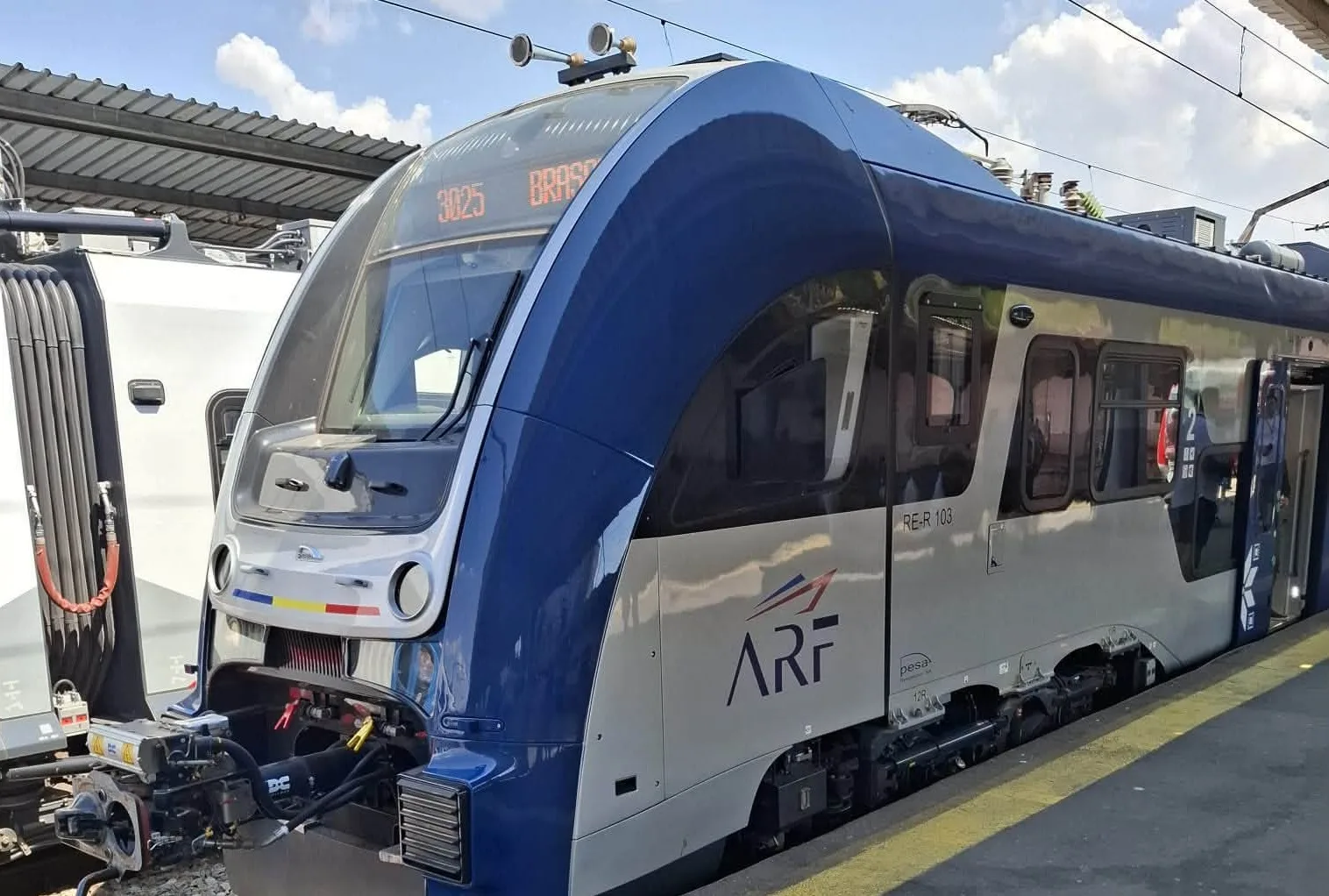 Tren electric PESA la gară, pregătit pentru plecare spre Brașov.