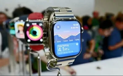 Apple Watch 12 cu curea din silicon și senzori integrați pentru sănătate.