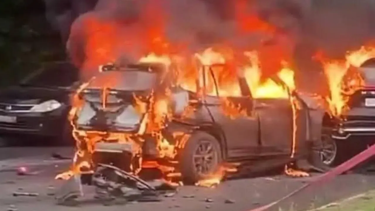 Autobuz în flăcări după o explozie în Balashikha, provocând panică în zonă.