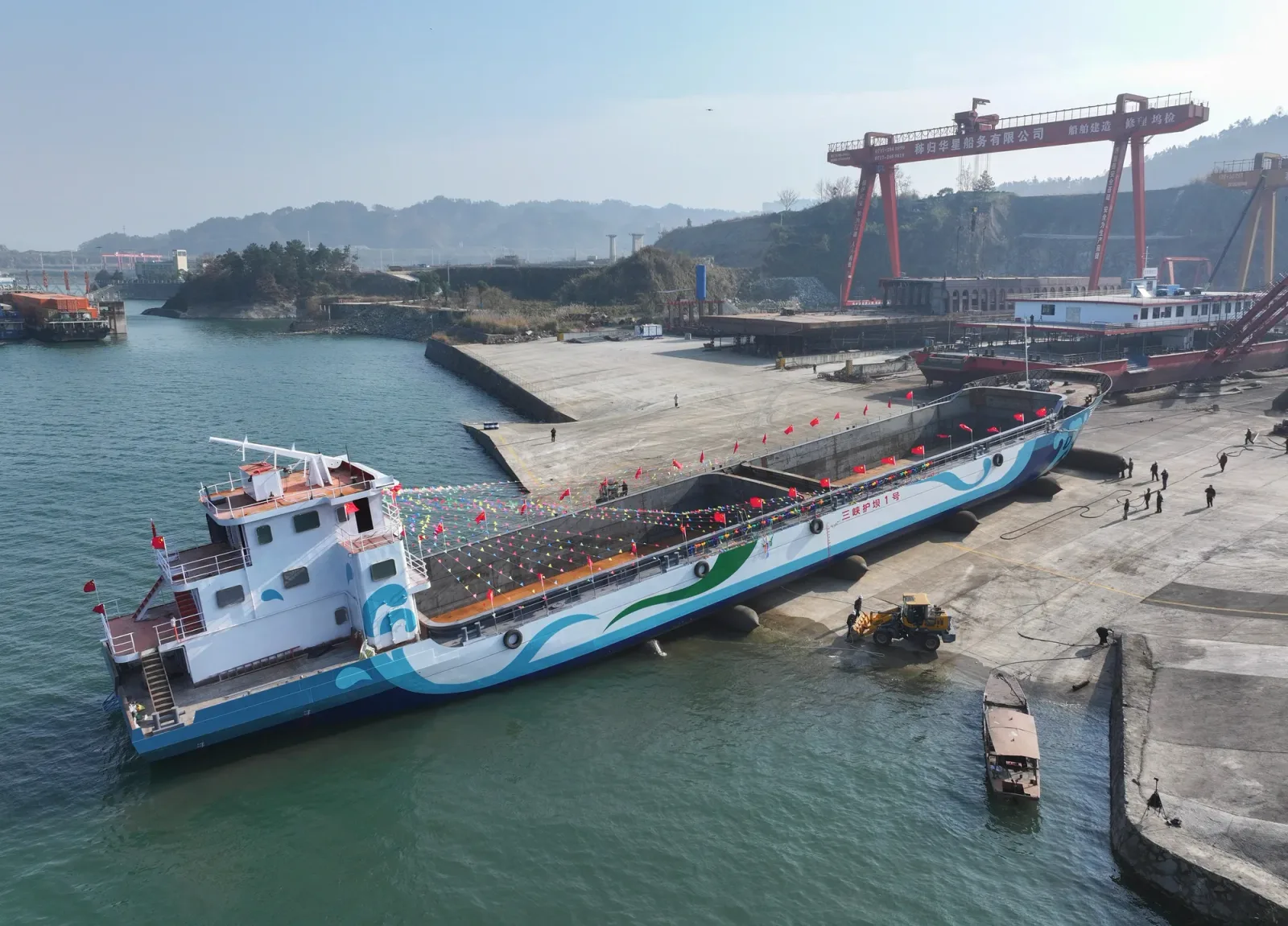 Nave electrice în port, simbolizând transportul ecologic.