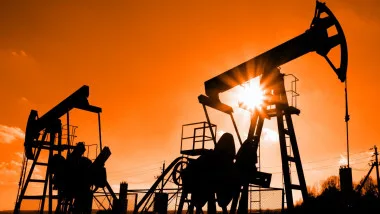 Instalații de extracție petrolieră cu echipamente moderne în operare.