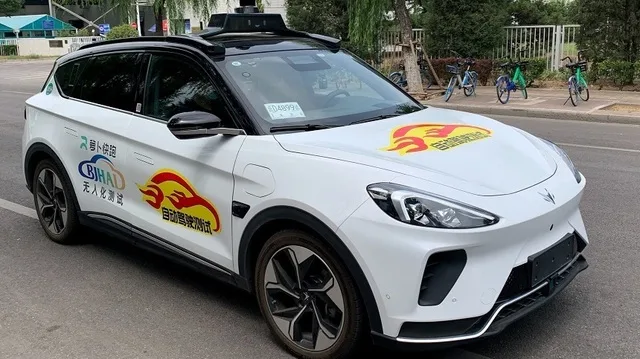 Un robotaxi Pony.ai pe o stradă, pregătit pentru transportul pasagerilor.
