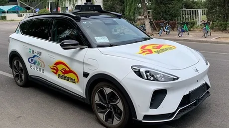 Un robotaxi Pony.ai pe o stradă, pregătit pentru transportul pasagerilor.