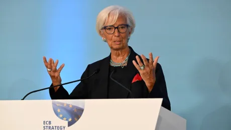 Christine Lagarde vorbește la un eveniment oficial, gesticulând.