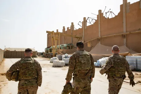 Soldați americani în apropierea unei baze militare din Irak.