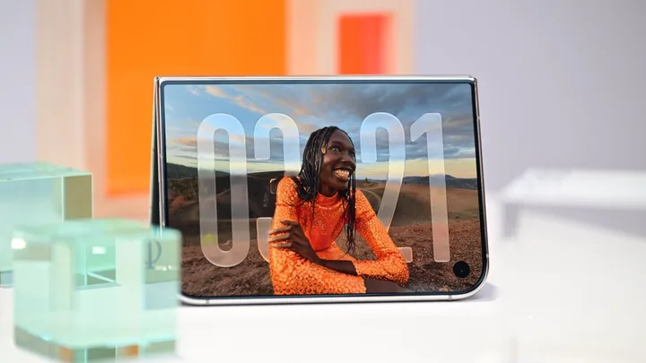 Un smartphone pliabil cu un design modern și un ecran vibrant.