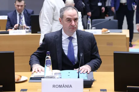 Reprezentant al României la o întâlnire oficială, discutând despre datoria publică.