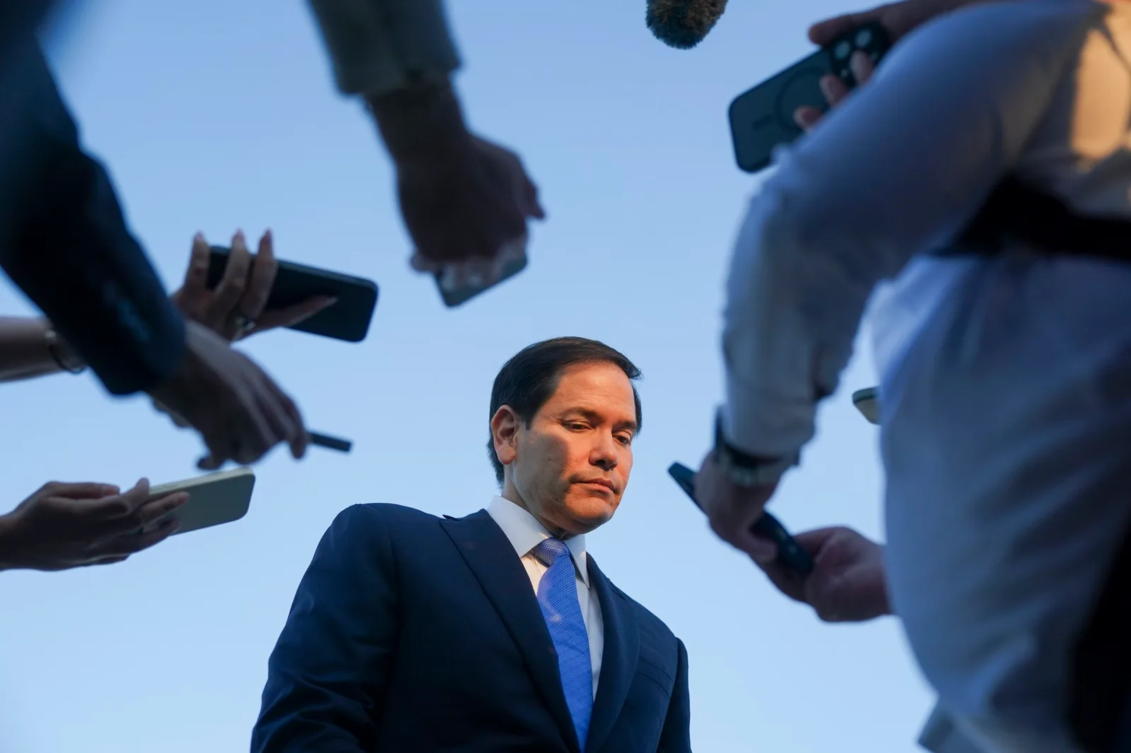 Marco Rubio discutând cu jurnaliști despre relațiile SUA-Ucraina.