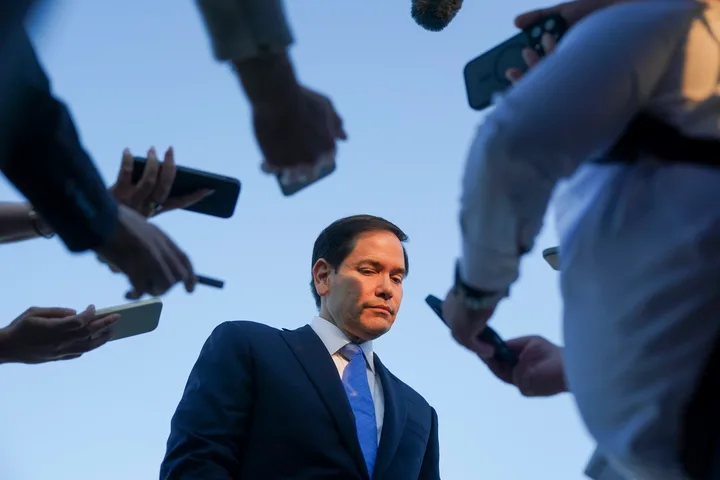 Marco Rubio discutând cu jurnaliști despre relațiile SUA-Ucraina.