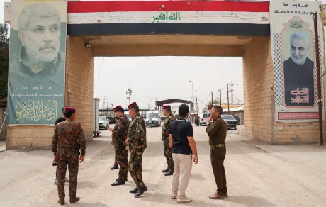 Punct de trecere închis între Irak și Iran, soldați și oficiali discutând.