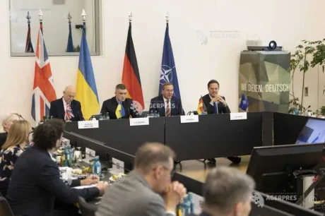 Reuniune NATO cu reprezentanți din Ucraina și Germania.