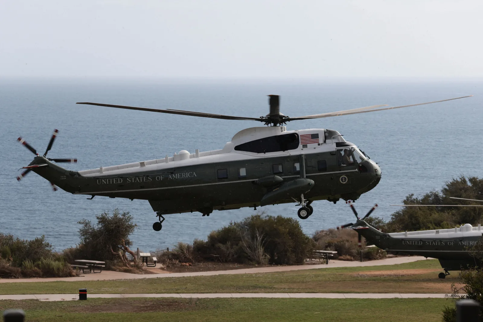 Elicopter militar deasupra unei zone de coastă, în timpul unei misiuni oficiale.