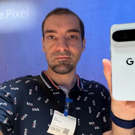 Persoană care testează un telefon Pixel într-un mediu tehnologic.