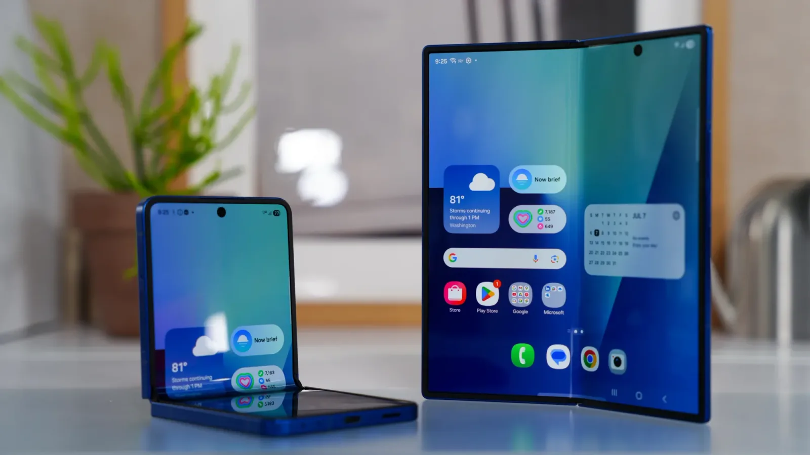 Galaxy Z Fold8 deschis, arătând interfața pe ecranul pliabil.
