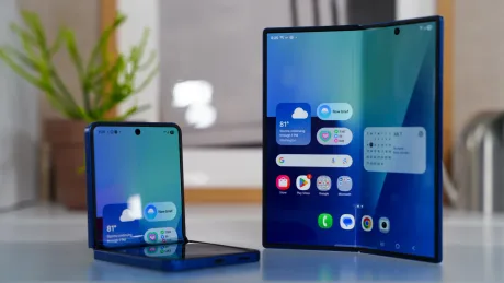 Galaxy Z Fold8 deschis, arătând interfața pe ecranul pliabil.