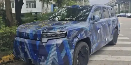 Un SUV nou, robust, cu design pătrățos, testat în China.