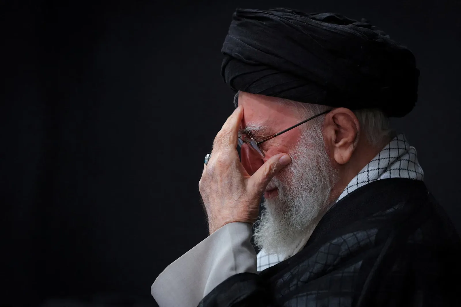 Liderul iranian reflectând asupra provocărilor strategice actuale.