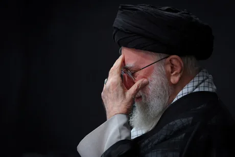 Liderul iranian reflectând asupra provocărilor strategice actuale.