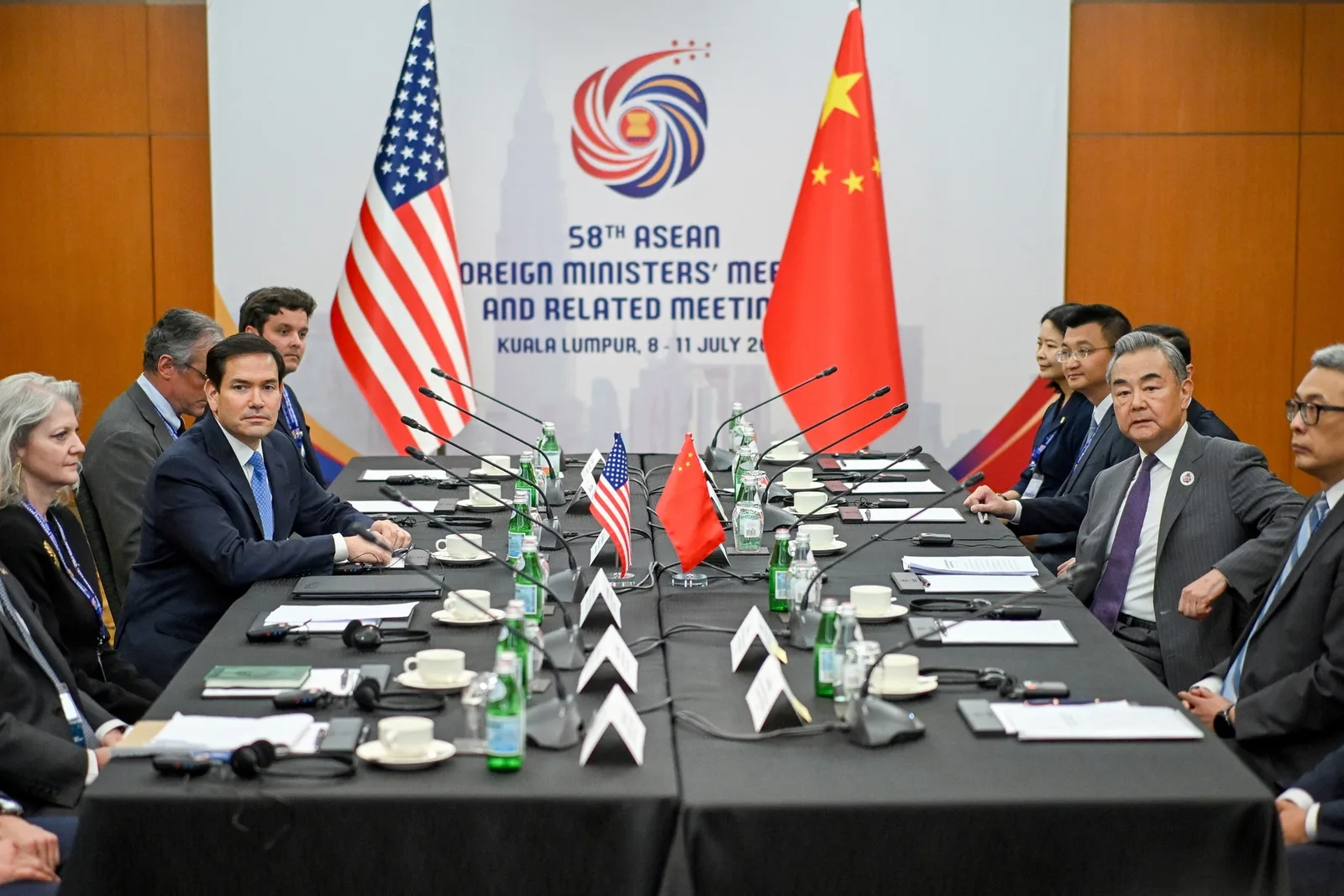 Discuții între oficiali chinezi și americani la o întâlnire diplomatică importantă.