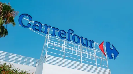 Logo Carrefour pe un fundal albastru, simbol al retailului alimentar.