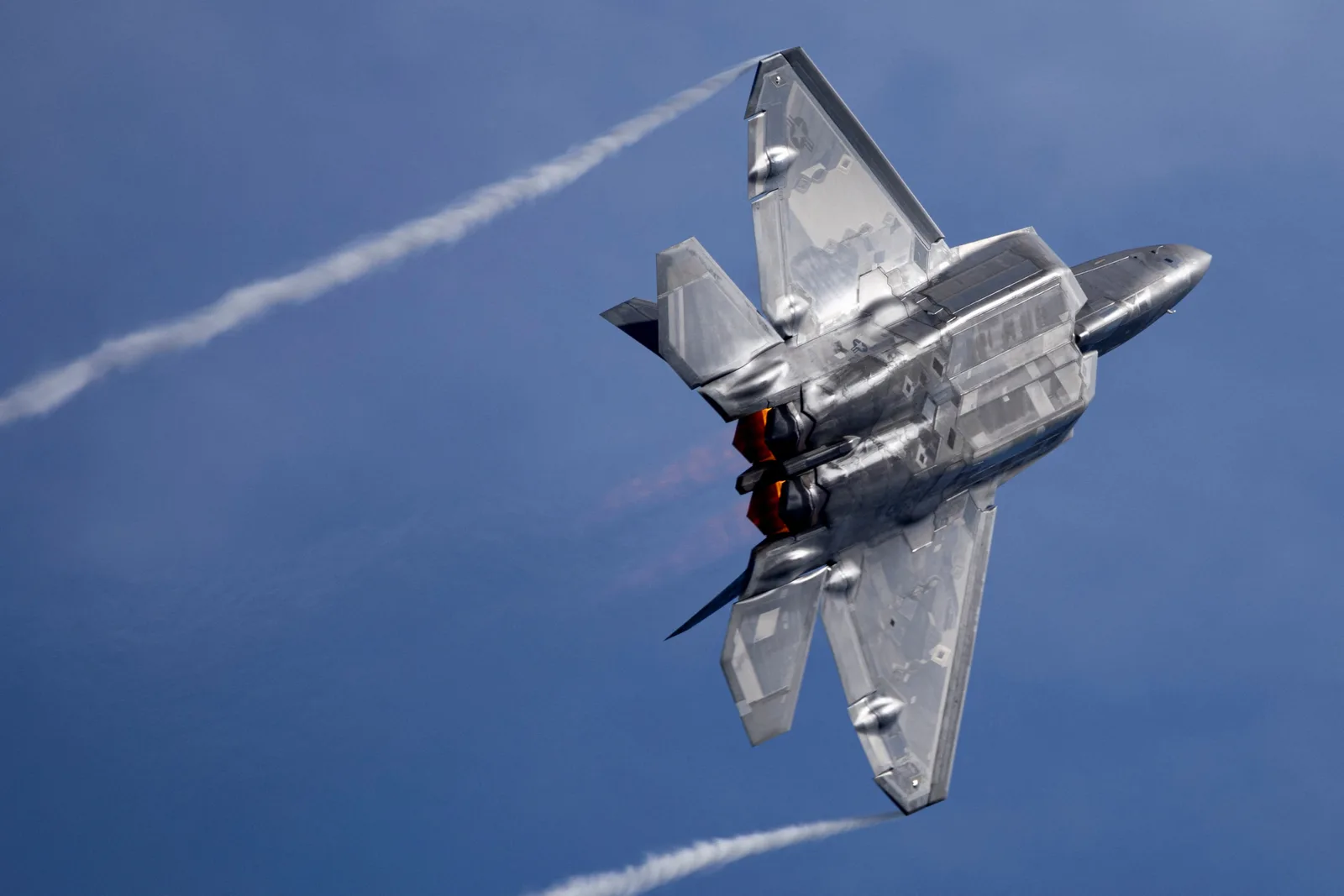 Avion militar american în zbor, simbol al puterii aeriene.