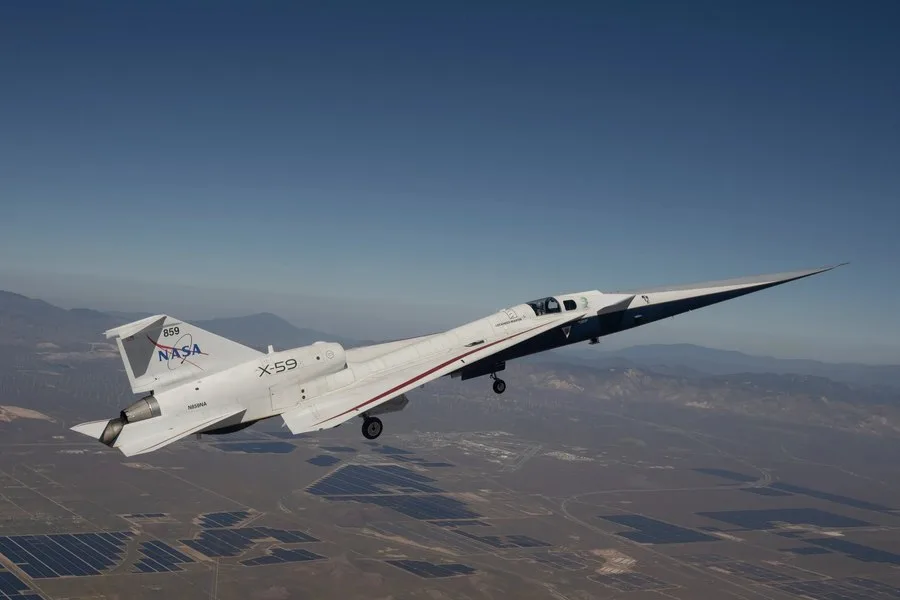 Avionul X-59 în zbor, pregătit pentru teste supersonice inovatoare.