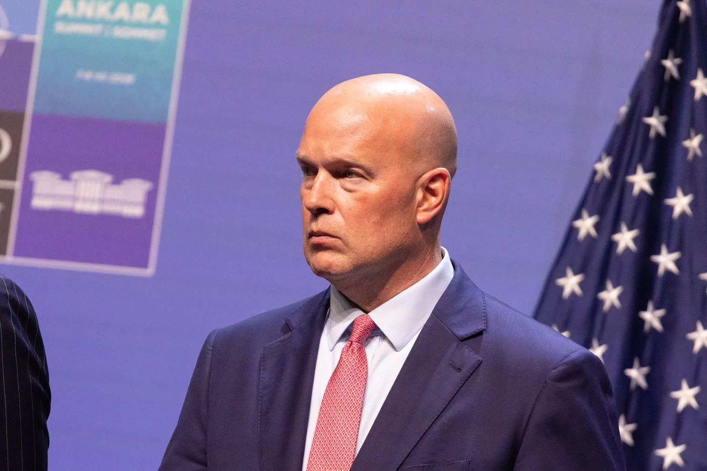 Matthew Whitaker discutând despre apărarea Europei la un forum de securitate.